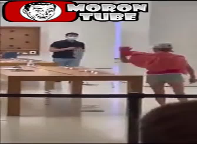 Video :She destroys an Apple shop because she is upset with the after-sales support